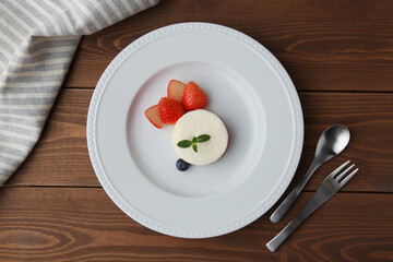 レアチーズケーキ 苺とブルーベリー 木のテーブル