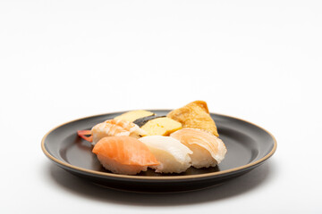 黒いお皿に盛り付けられた握り寿司