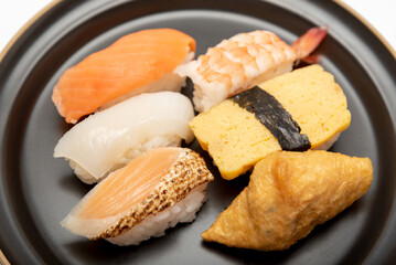 黒いお皿に盛り付けられた握り寿司