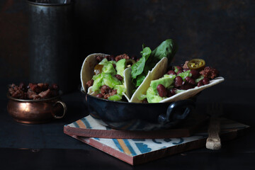 Tacos mit Hackfleisch, schwarzen Bohnen und Gurken-Avocado Salat