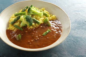 ブロッコリーとアスパラガスの夏野菜カレー