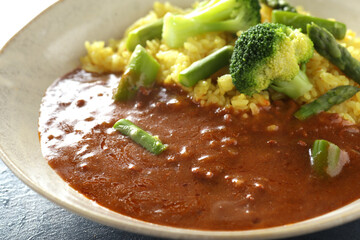 ブロッコリーとアスパラガスの夏野菜カレー