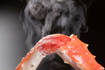 茹で上がったタラバガニ © Tsuboya