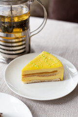 Lemon cheesecake with jam