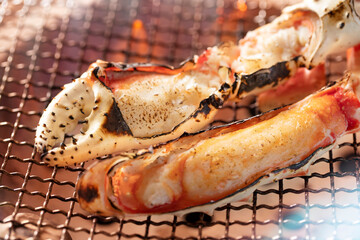 タラバガニの網焼きシーン(後部ピント)