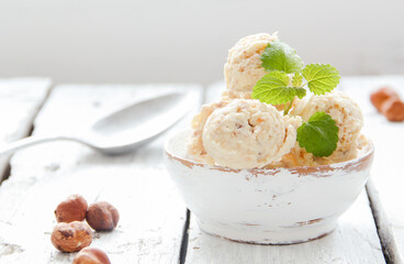 Haselnusseis Nusseis Eis Speiseeis Ketogene Diät Vegan Nüsse Eisbecher