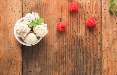 Eis Eisbecher mit frischen Himbeeren