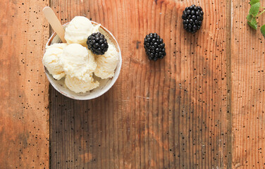 Eiscreme Kugeleis Eisbecher mit Brombeere Brombeeren