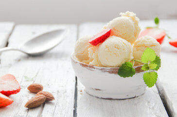 Erbeeren Eis eiscreme Erdbeere Vanilleeis Kugeleis Eisbecher