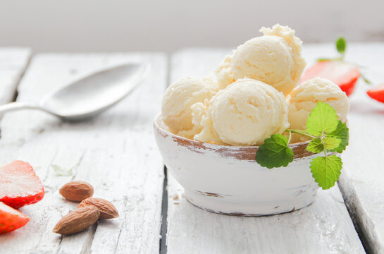 Vanilleeis Mandeleis Vegan Ketogen Di&auml;t Eisbecher Eis Speiseeis selber machen 