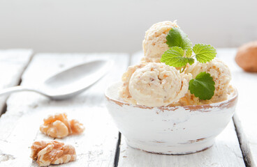 Walnuss Eis Eisbecher Walnusseisbecher Nuss Nusseis Nüsse 