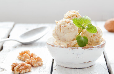 Walnuss Eis Walnusseis Speiseeis Eisbecher Portion Nusseis Nuss Nüsse