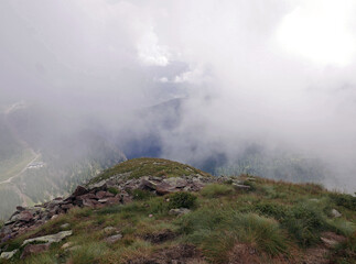 scenico panorama montano immerso nella nebbia del mattino