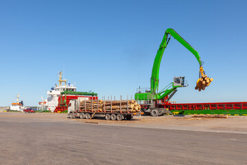 Loading and unloading of vessels on timber terminal