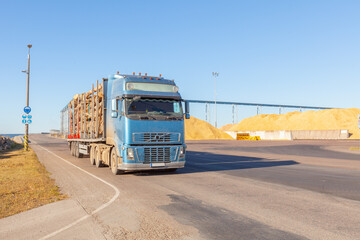 Loading and unloading of vessels on timber terminal