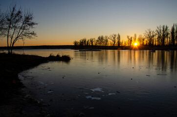 Obraz premium Sunset on a beautiful lake in winter