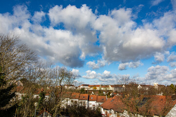 Wolken über einer Wohnsiedlung in Kitzingen