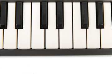 Naklejka premium Vista de cerca de las teclas de un teclado de piano electrónico aislado sobre fondo blanco. Imagen horizontal del dispositivo con espacio de copia.