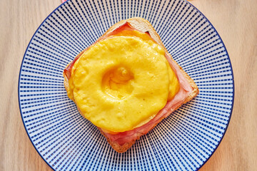 Hawaii Toast mit Cheddar Käse Ananasscheibe und Toast  