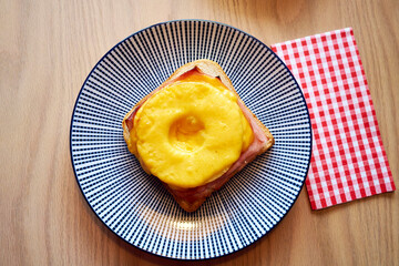 Hawaii Toast mit Cheddar Käse Ananasscheibe und Toast  