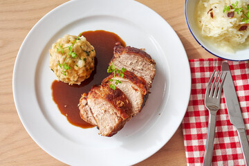 Spannferkel Schweine Braten mit Knödel und Soße