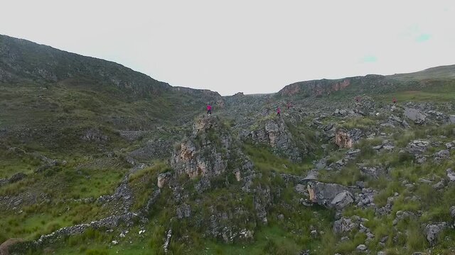 monta&ntilde;a, paisaje, naturaleza, cielo, dron&eacute;, azul, bosque, verde, roca, impresiones, verano, panorama, valle, cerro, viajando, panor&aacute;mica, roca, pico, &aacute;rbol, nube, turismo, mar, nube, alto, gemas