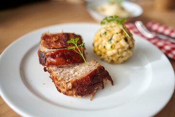 Spannferkel Schweine Braten mit Knödel und Soße