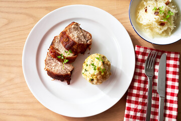 Spannferkel Schweine Braten mit Knödel und Soße