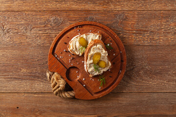 Sandwich with lard and pickled cucumber. Traditionally rendered lard with cracklings and onion.