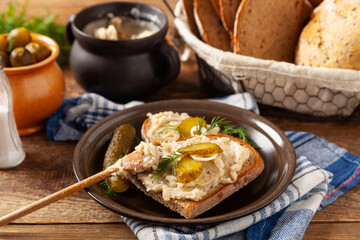 Sandwich with lard and pickled cucumber. Traditionally rendered lard with cracklings and onion.