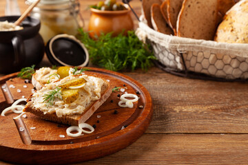 Sandwich with lard and pickled cucumber. Traditionally rendered lard with cracklings and onion.