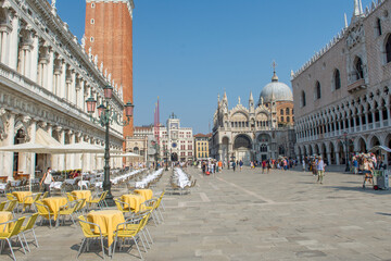 Fototapeta premium discovery of the city of Venice and its small canals and romantic alleys