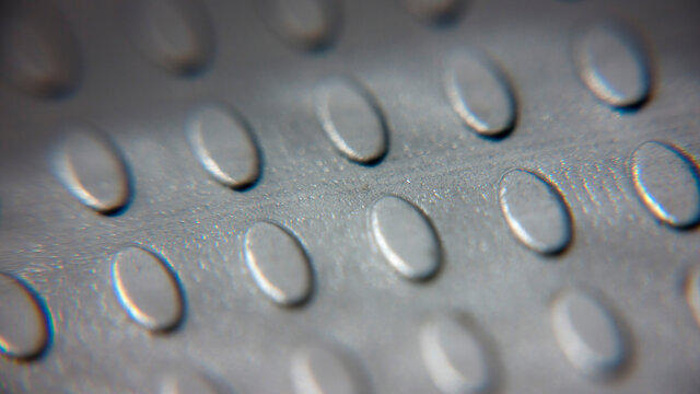 Relieves y surcos en paquete de pl&aacute;stico gris