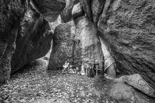 Steinernes Kirchlein in Thurmansbang Solla - Alte in einer Steinh&ouml;le geabaute Kirche zwischen Findlinge Felsen und gro&szlig;en Steinen im bayerischer Wald, Deutschland