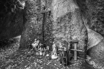 Steinernes Kirchlein in Thurmansbang Solla - Alte in einer Steinhöle geabaute Kirche zwischen Findlinge Felsen und großen Steinen im bayerischer Wald, Deutschland
