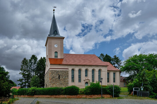 Dramatischer Wolkenhimmel &uuml;ber der denkmalgesch&uuml;tzten Stadtkirche Biesenthal (Blick von S&uuml;den)