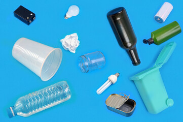 Concept de recyclage avec divers matériaux sur fond bleu