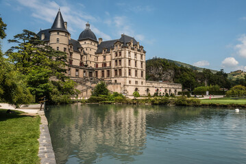Obraz premium Chateau de Vizille Castle Reflected in Lake