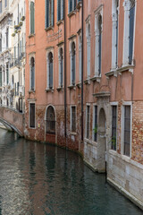 Obraz na płótnie Canvas discovery of the city of Venice and its small canals and romantic alleys