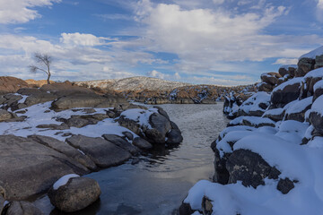 Obraz premium Snow Covered Watson Lake Prescott Arizona Landscape
