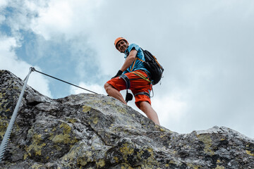Alpinista in azione su via ferrata