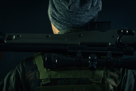 狙撃銃を持った人物