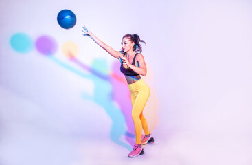 Fototapeta na wymiar Woman training with the exercizes ball in the gym