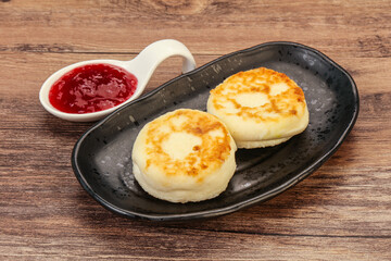 Cottage cheese pancakes with strawberry jam