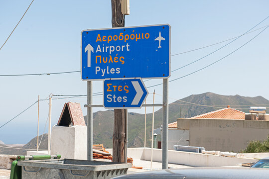 Strassenschild auf der Insel Karpathos, Griechenland