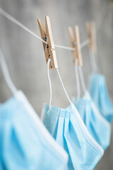 aufgeh&auml;ngter Mundschtutz an der Leine mit W&auml;scheklammern befestigt, Corona 