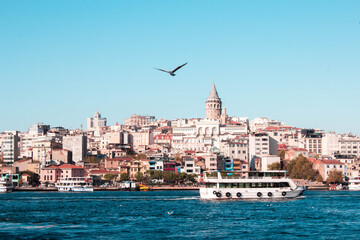 Ciudad de Estambul vista desde un ferry en el río Bósforo al atardecer