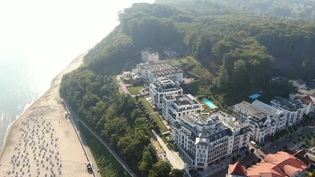 Luftaufnahme Strand mit Stadt und Seebr&uuml;cke