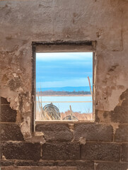 Vue d'un étang de la Camargue, réserve naturelle protégée depuis une fenêtre d'une cabane de pêcheur. Sud de la France.	