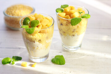 Dietetyczny deser z kaszy jaglanej, pieczonych jabłek i jogurtu